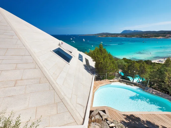Piscina panoramica di villa di lusso con vista mare in Costa Smeralda