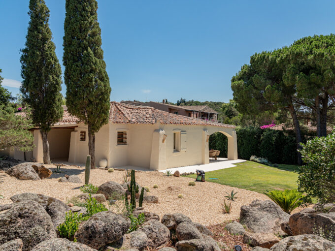 Villa in stile mediterraneo con giardino tipico gallurese a Porto Cervo