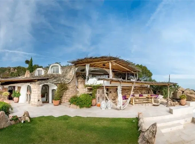 Villa elegante con piscina e vista