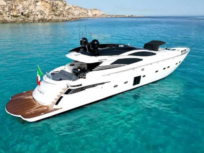 YACHT PERSHING 90 IN AFFITTO