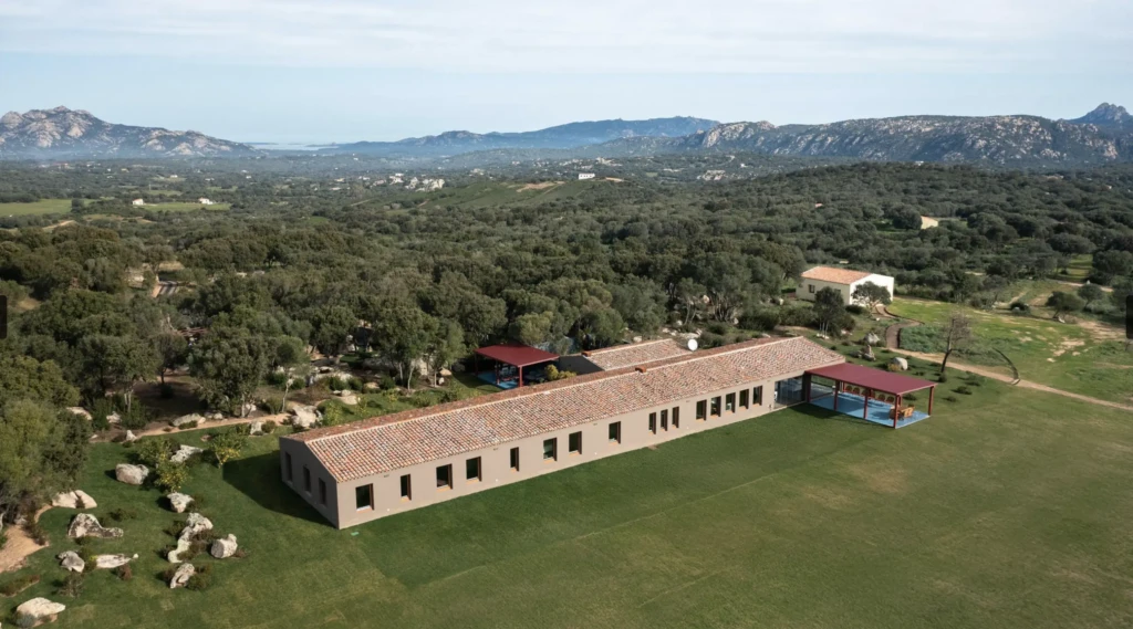 Esclusiva Dimora Di Prestigio “L’Incredibile” Con Eli Superficie, Pista Di Atterraggio E Circuito Off-Road In Costa Smeralda